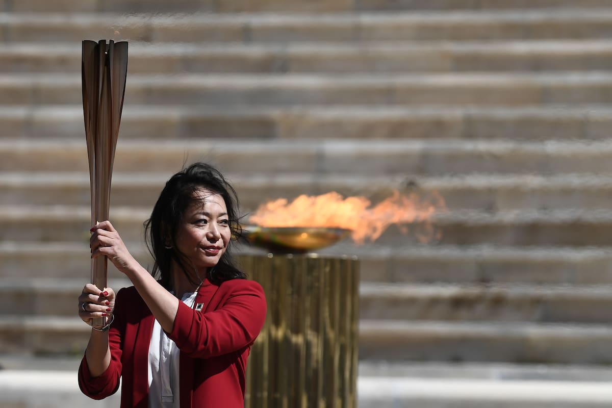 La ex nadadora japonesa Imoto Naoko, durante la entrega de la llama olímpica