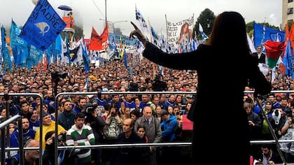 La ex presidenta, ayer, frente a la militancia que la acompañó a su declaración ante la Justicia