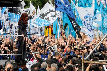 La ex presidenta Cristina Fernandez de Kirchner, habla a la militancia luego de acudir al despacho del juez Claudio Bonadio en el juzgado de Comodoro Py