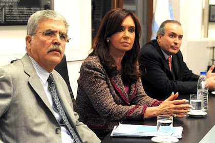 La expresidenta Cristina Kirchner, flanqueada años atrás por el exministro de Planificación Federal Julio de Vido y el exsecretario de Obras Públicas José López