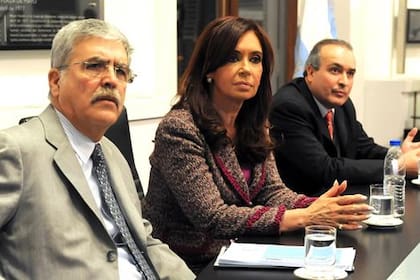 La ex presidenta Cristina Kirchner, flanqueada años atrás por el exministro de Planificación Federal Julio de Vido y el ex secretario de Obras Públicas José Lopez