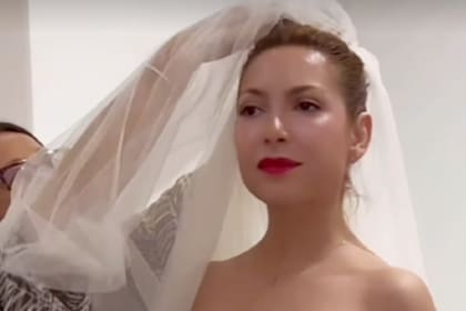 La ex primera dama Fabiola Yañez aparece en una historia de Instragram con un vestido nupcial y un ramo improvisado mientras alguien le coloca un velo y aros