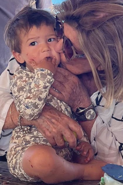 La ex primera dama y abuela paterna, Inés Pertiné, también asistió al íntimo festejo frente al mar.