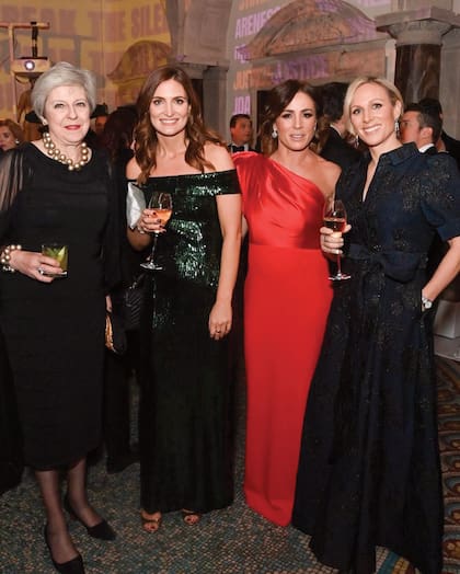 La ex primera ministra británica Theresa May, la amiga de Eugenia y cofundadora de The Anti-Slavery Collective Julia de Boinville, Natalie Pinkham y Zara Tindall.