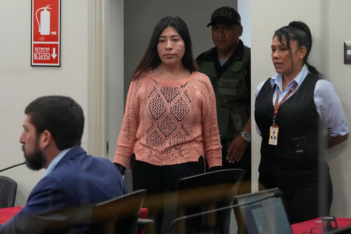 La ex primera ministra peruana Betssy Chávez llega a su juicio por cargos de rebelión y conspiración contra el Estado (Archivo)