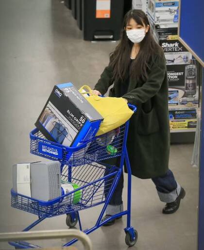 La ex princesa Mako en una tienda comprando artículos para su hogar de dos ambientes