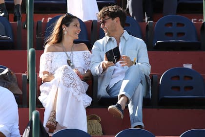 La ex top model Astrid Muñoz vio el partido junto al Public Relations, Wally Diamante.