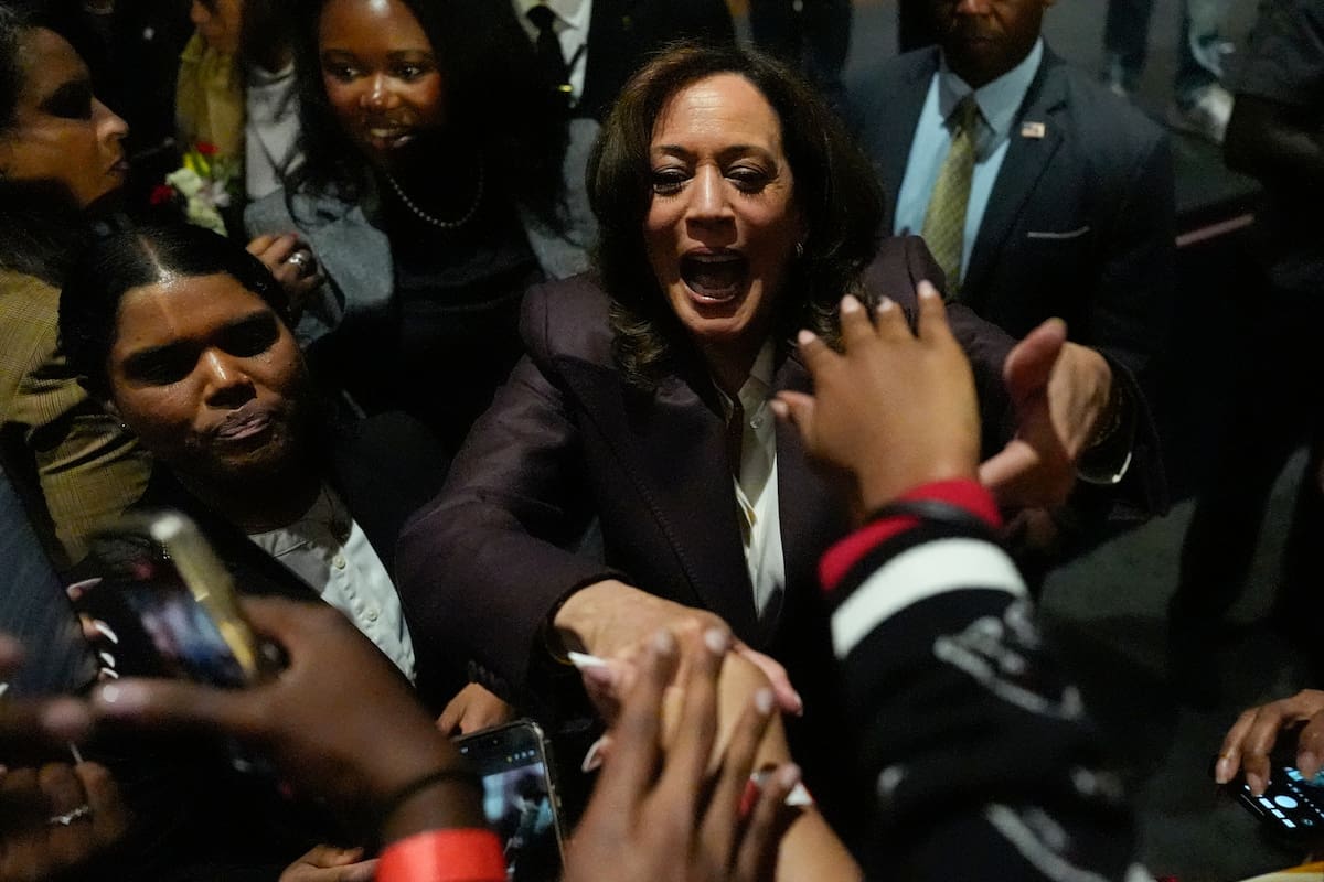 La ex vicepresidenta Kamala Harris saluda a la multitud en un evento de campaña en Atlanta, el 29 de