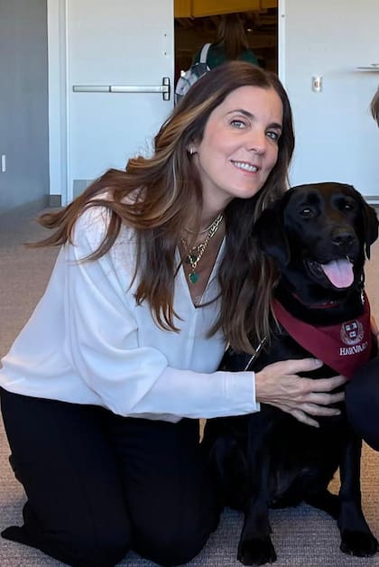 La exalumna argentina Corina Santángelo en uno de sus encuentros con Sasha en Harvard