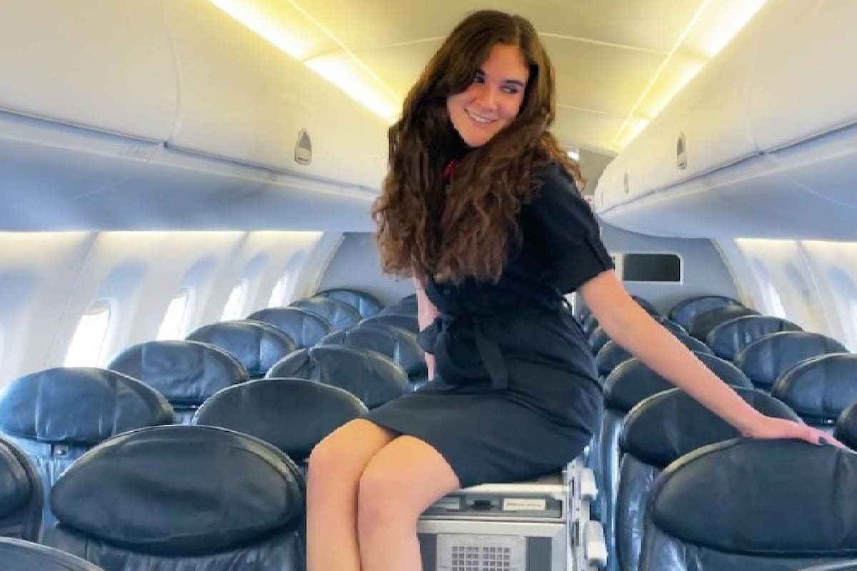 La exazafata contó cómo resolver un problema por algún vuelo atrasado