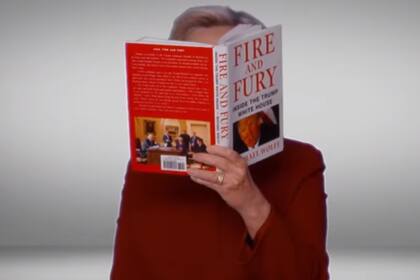 La excandidata demócrata leyó líneas del libro “Fuego y Furia” en medio de la gala