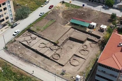 La excavación comenzó hace un par de años, cuando un residente de la zona encontró cerámicos antiguos y dio aviso al Museo de Arqueología de Bilecik