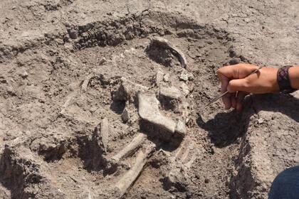 La excavación donde se encontraron los restos humanos se realizó en el patio de un complejo de edificios de un barrio de la ciudad turca de Bilecik
