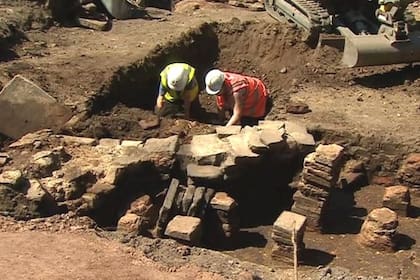 La excavación se llevó a cabo gracias a un detector de metales