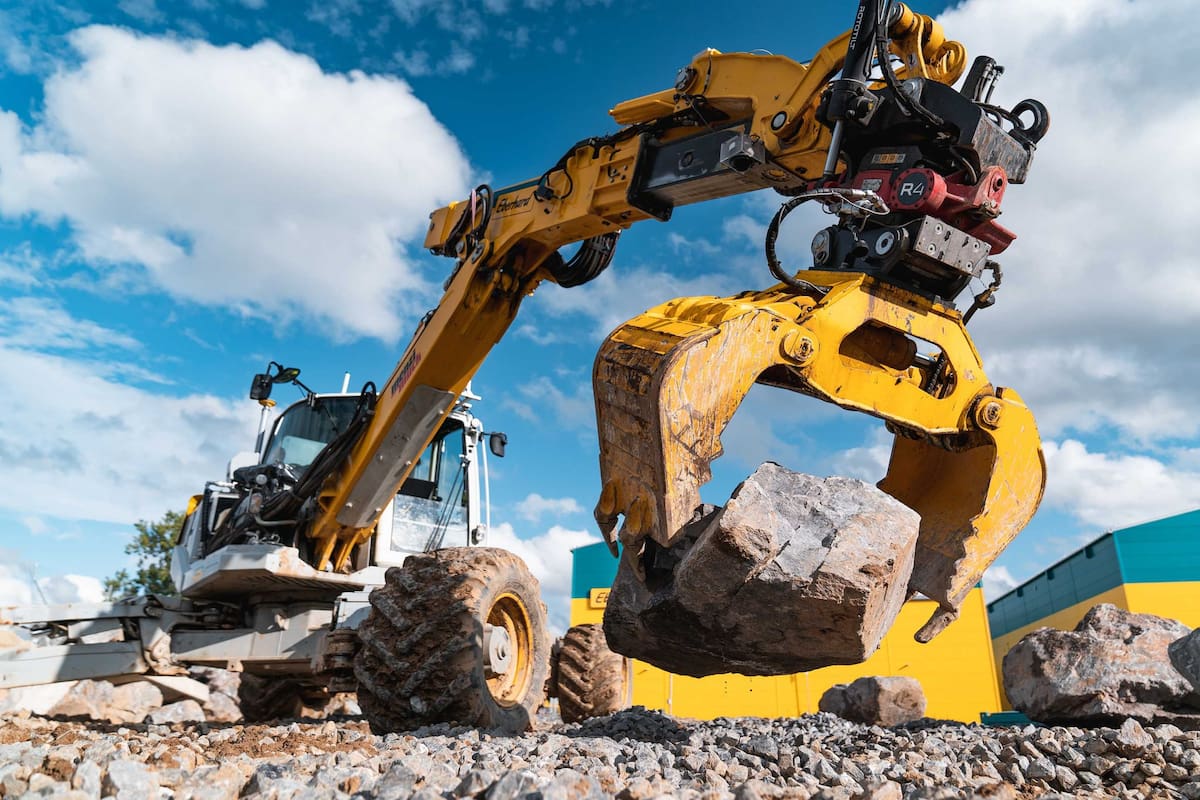 La excavadora autónoma del ETH Zurich puede elegir piedras y escombro, sin ayuda, y construir un muro ubicando cada pieza según su forma, peso y centro de gravedad