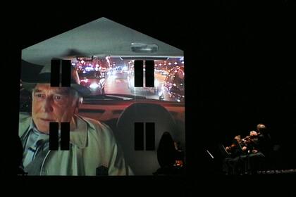 Imagen del suizo Heiner Goebbels en los alrededores del Teatro San Martín que se observaba desde la sala Martín Coronado como parte del espectáculo Eraritjaritjaka