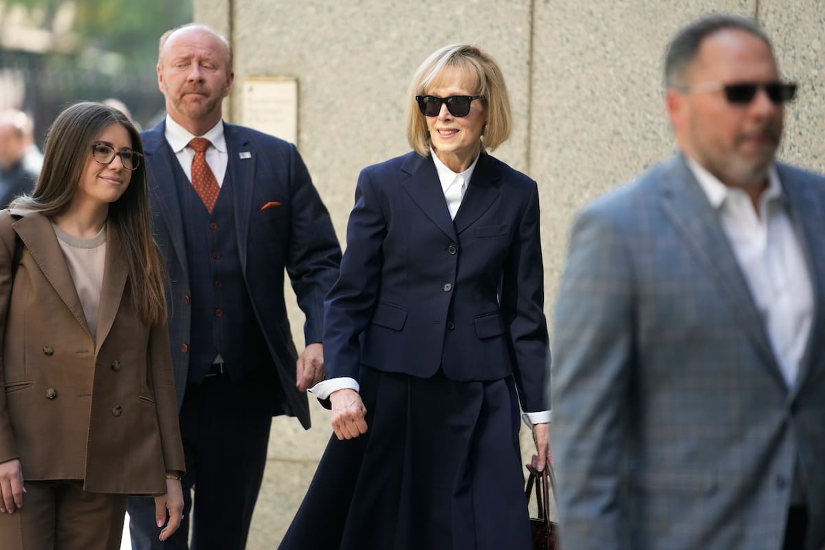 La excolumnista E. Jean Carroll arriba a la corte federal en Nueva York