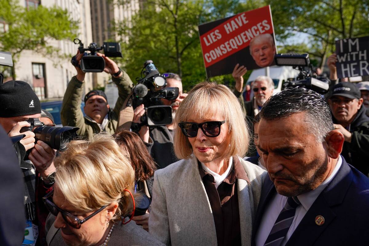 La excolumnista E. Jean Carroll ingresa a la corte federal de Manhattan, el martes 25 de abril de 2023, en Nueva York (AP Foto/Seth Wenig)