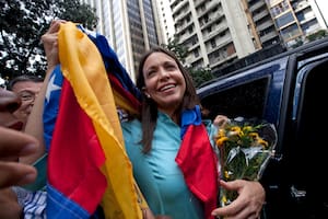 La exdiputada y líder opositora María Corina Machado sostiene la bandera venezolana frente a la Fiscalía General de la República, el 3 de diciembre de 2014, en Caracas, Venezuela