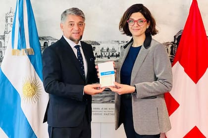La exdirectora de la ANMaC, Natasa Loizou, con el exembajador en Suiza, Gustavo Martínez Pandiani, en 2023, durante la firma de un convenio con Small Arms Survey en la embajada de Suiza