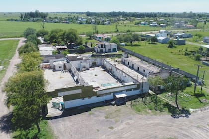 La exfábrica de baterías abandonada donde vivían los chicos que están internados