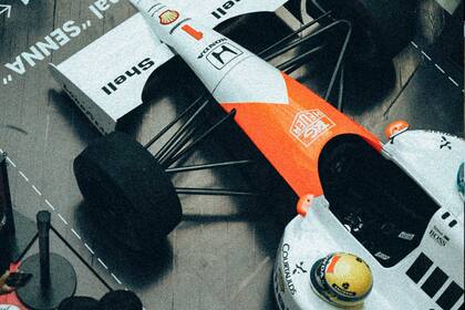 La exhibición de Ayrton Senna contará con tres autos creados por los argentinos Crespi para la serie de Netflix homónima