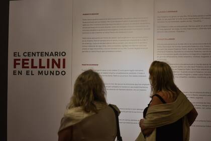 La exhibición se despliega en las salas de exposiciones temporarias y el piso principal del imponente Palacio Errazuriz Alvear, sede del Museo Nacional de Arte Decorativo
