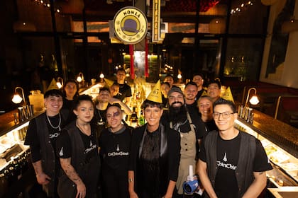 La exitosa bartender Inés de los Santos y equipo adentro de la barra de Cochinchina