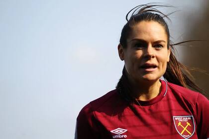 La exjugadora de Inglaterra Claire Rafferty se retiró del fútbol luego de que tres lesiones del LCA la dejaran incapaz de jugar sin el temor de que otro desgarro estuviera a un paso de suceder