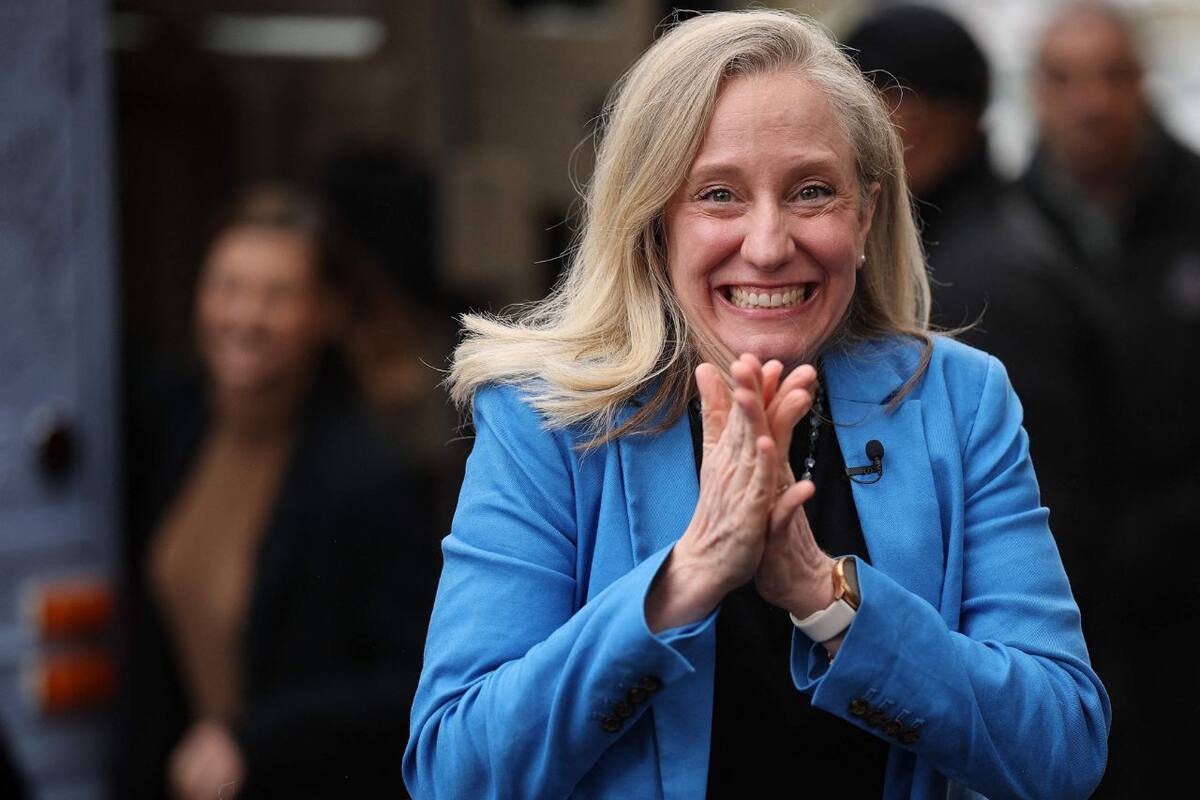 La exmiembro de la Cámara de Representantes trabajó en la Agencia Central de Inteligencia (CIA, por sus siglas en inglés) como Oficial de Caso y representó al Séptimo Distrito de Virginia en la Cámara de Representantes de Estados Unidos