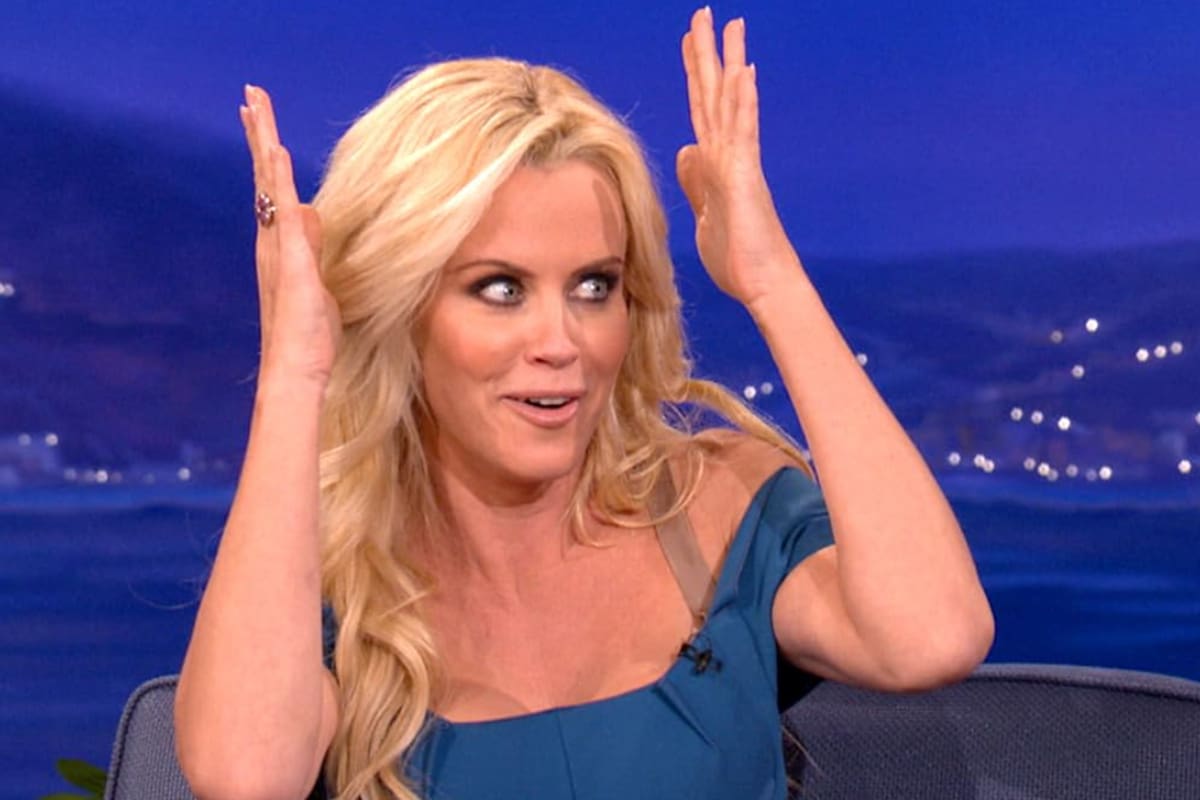 La exmodelo de Playboy Jenny McCarthy confesó que le robó un preciado objeto al Papa Francisco: “Mi mamá me retó”