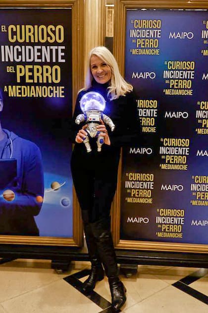 La exmodelo Evelyn Scheidl también posó junto al la "mascota", en el hall del Maipo