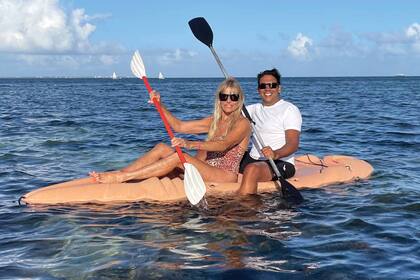 La exmodelo junto a su marido, Eduardo “Coco” Fernández, remando en el Caribe. “Nuestras vacaciones son siempre muy deportivas”, dice.