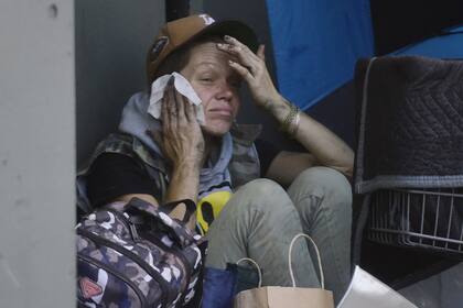 La exmodelo Loni Willison sentada en una vereda de Los Ángeles con un escenario devastador. Vive en la calle hace años y enfrenta una dura realidad, entre la falta de un lugar donde vivir y las adicciones