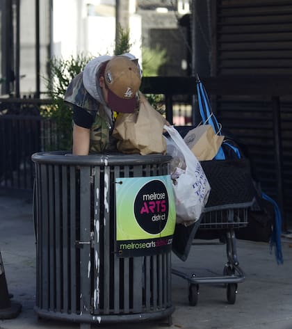 La exmodelo Willison fue fotografiada mientras buscaba comida de la basura, en Los Ángeles