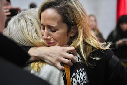 La exmodelo y conductora Julieta Prandi, abrazada con su madre tras el final del juicio contra su expareja Claudio Contardi