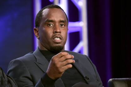 La exnovia de Sean "Diddy" Combs llora en el estrado al describir maratones sexuales