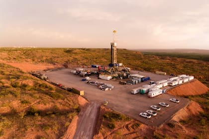 La expansión del no convencional en Neuquén redefine el mapa energético argentino y deja en segundo plano a una cuenca histórica, atravesada por despidos, menor inversión y pérdida de competitividad