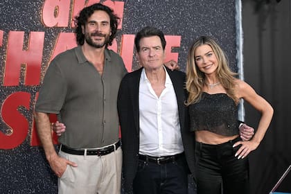 La expareja junto al director Andrew Renzi
