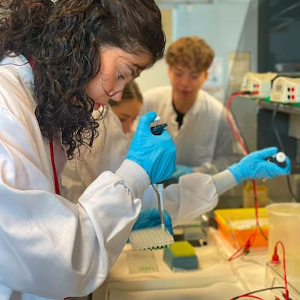 La expectativa por el futuro de la joven promesa científica pone el foco sobre ella en el instituto que elige al Premio Nobel
