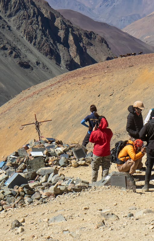 La expedición al avión de los uruguayos tiene dos modalidades: trekking o cabalgata. Dura tres días y el primer encuentro es en El Sosneado