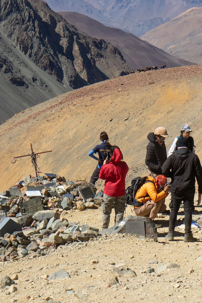 La expedición al avión de los uruguayos tiene dos modalidades: trekking o cabalgata. Dura tres días y el primer encuentro es en El Sosneado