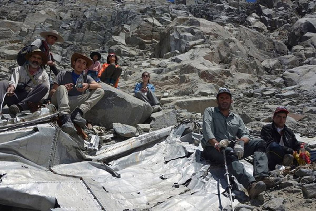 La expedición de 2015 con los restos completos del avión desaparecido