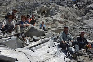La expedición de 2015 con los restos completos del avión desaparecido