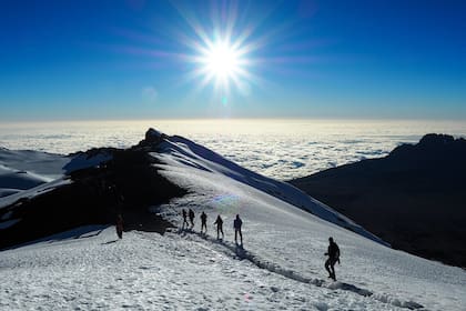La expedición se abre paso hacia la cumbre del Kilimanjaro, el volcán africano más grande