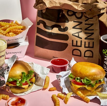 La experiencia de las hamburguesas se completa con las papas fritas, y en Dean & Dennys las hacen especialmente deliciosas gracias a su corte crinkle.