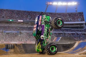 La experiencia de Monster Jam se complementa con la Pit Party, un espacio previo al show en el que el público puede acercarse a los vehículos, sacar fotos y ver de cerca a los pilotos