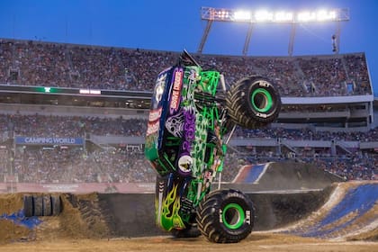 La experiencia de Monster Jam se complementa con la Pit Party, un espacio previo al show en el que el público puede acercarse a los vehículos, sacar fotos y ver de cerca a los pilotos