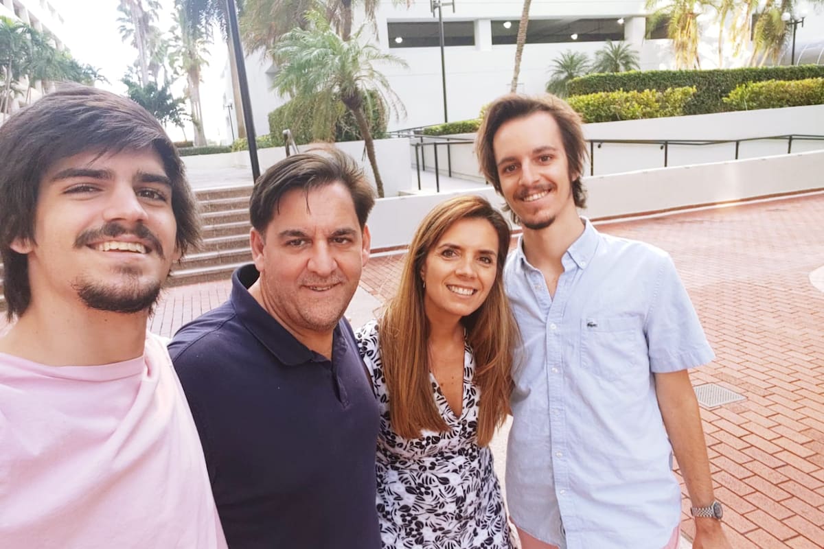 La experiencia de Peccoud con su familia en 2007 al emigrar fue la que dio origen al negocio que ahora tiene.