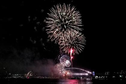 La experiencia de recibir el año navegando en un barco con vista privilegiada de los fuegos artificiales